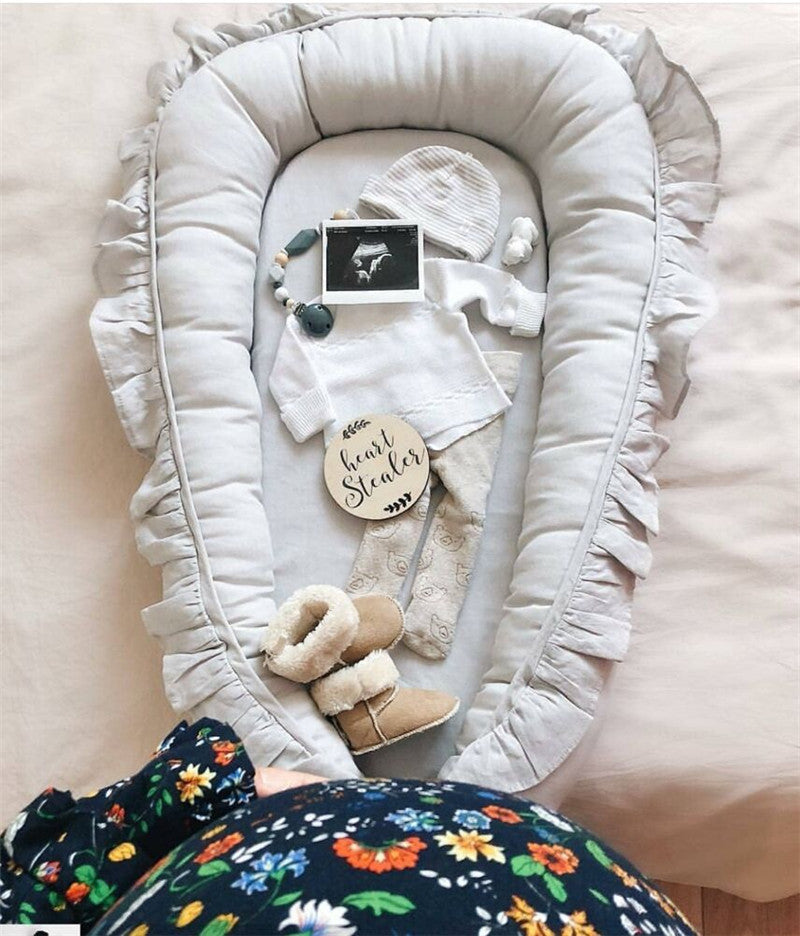 Baby Kuschelnest mit Rüschen
