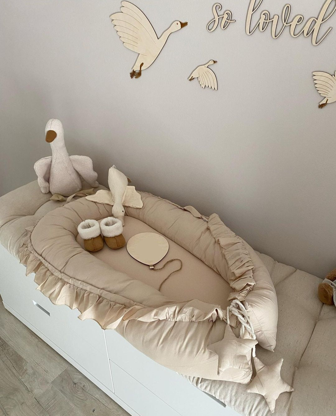 Baby Kuschelnest mit Rüschen